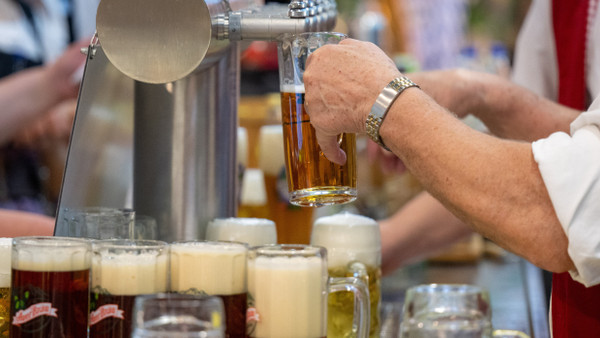 16 Bier muss man erst einmal trinken können.