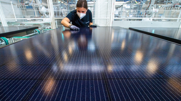 Eine MItarbeiterin im Werk der Meyer Burger Technology AG in Freiberg (Archivbild)