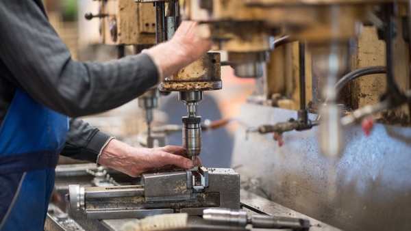 Nicht nur die großen Autobauer straucheln: Ein Mitarbeiter eines brandenburgischen Unternehmens bedient eine Maschine zur Verarbeitung von Metall. (Symbolbild)