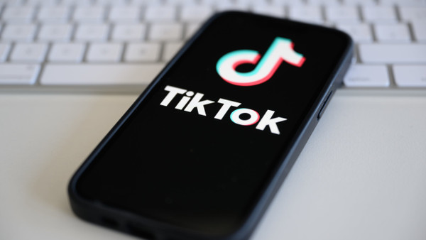 Die Plattform Tiktok wird nach Vorwürfen nun von der EU-Kommission untersucht.