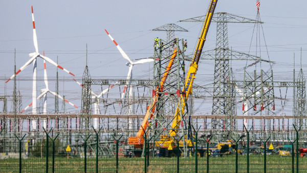 Das Stromnetz muss demnächst viel mehr Wärmepumpen und Elektroautos integrieren.