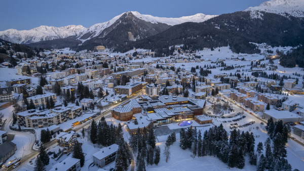 Hier auf dem Weltwirtschaftsforum in Davos treffen sich Unternehmer, Wissenschaftler, Wirtschaftsführer und Politiker unter dem Thema „Zusammenarbeit für das intelligente Zeitalter“.