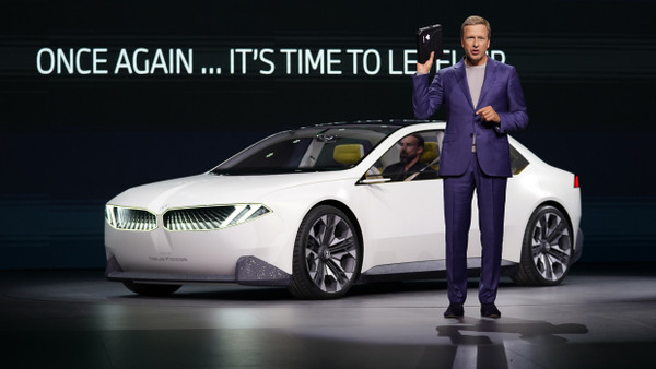 BMW-Chef Oliver Zipse mit einer Designstudie der „Neuen Klasse“