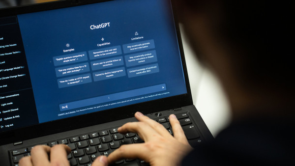 Künftig stärker reguliert: Ein Mensch gibt einen Text in ChatGPT ein. (Symbolbild)
