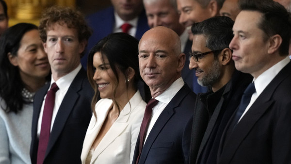 Tech-Giganten in Reihe: Mark Zuckerberg, Jeff Bezos, Sundar Pichai und Elon Musk bei der Amtseinführung des Präsidenten Donald Trump im US-Kapitol in Washington.