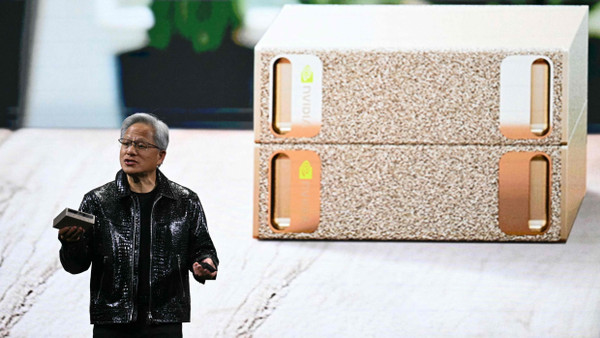 Nvidias CEO Jensen Huang stellt „Projekt Digits“ auf der CES 2025 in Las Vegas vor.