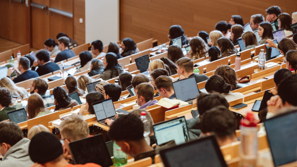 Deutsche Hochschulen bereiten Studierende schlecht auf eine KI-geprägte Arbeitswelt, kritisieren Führungskräfte.