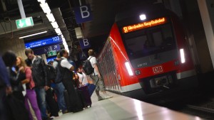 Massive Behinderungen im Bahnverkehr nach Oberleitungsstörung