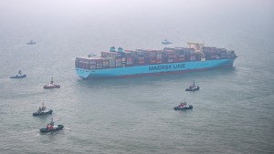 Containerschiff ist auf Grund gelaufen