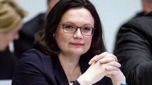 Außenseiterin Lange tritt gegen Andrea Nahles an