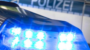 Autofahrer rast in Fußgängergruppe und flieht