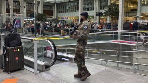 Messerangreifer verletzt drei Menschen in Pariser Bahnhof