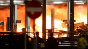 Großbrand legt Londoner Flughafen lahm