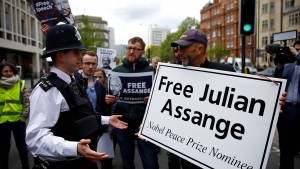 „Hände weg von Assange“