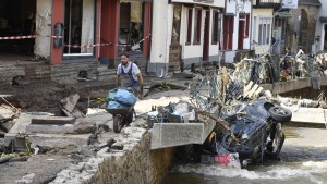 Das Wasser verschwindet – der Müll muss noch weg