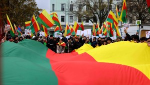 Tausende protestieren gegen PKK-Verbot