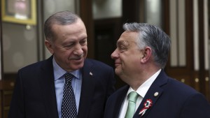 Orbáns Pfauentanz für Erdogan und Putin