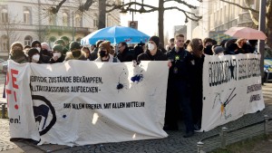 AfD-Wahlstände von Gegnern umringt