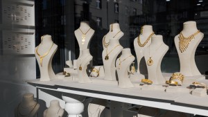 Koffer mit millionenteurem Schmuck gestohlen