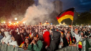 In der Fanzone ist die Stimmung „völlig losgelöst“