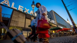 Am Alexanderplatz, wo die Inflation zu spüren ist