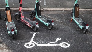 Frankfurt verweist E-Scooter auf feste Stellplätze