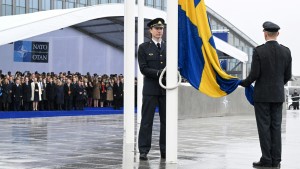 NATO hisst Schwedens Flagge