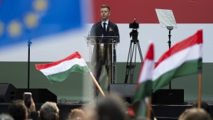 Orbáns Herausforderer Magyar zieht ins EU-Parlament ein