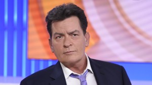 Nachbarin würgt Charlie Sheen