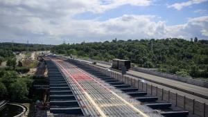 Salzbachtalbrücke nach Erdrutsch teilweise gesperrt