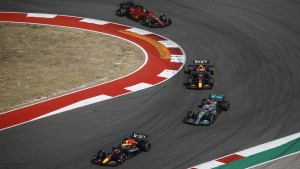 Ferrari und Mercedes jagen Verstappen