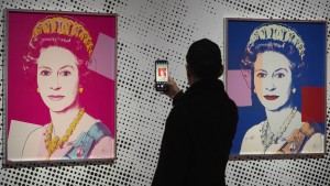 Diebe sprengen Tür und stehlen Warhol-Werke aus „Queens“-Serie