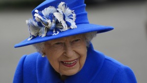 Elizabeth II. am Steuer eines Autos fotografiert