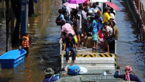 Einwohner Bangkoks fliehen vor Wassermassen