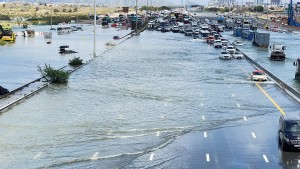 Wassermassen überschwemmen die Straßen von Dubai