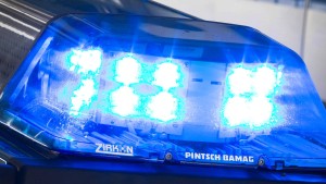 Mann geht mit Machete auf Polizisten los