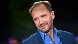 Einen Moment bitte, Mr. Fiennes