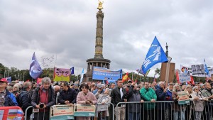 So bunt wie die Fahnen sind auch die Positionen