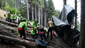 Überlebender Junge bei Bewusstsein