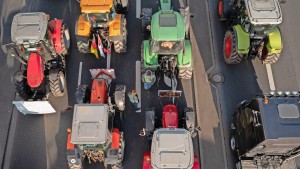 Bauern legen mit Traktoren den Verkehr lahm