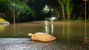 A5-Fahrspur wegen Aquaplaning-Gefahr gesperrt