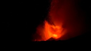 Ätna eruptiert mehrfach