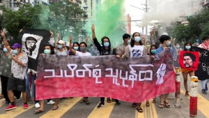 Jetzt brennen bei Protesten ASEAN-Flaggen