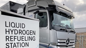 Daimler Truck übt an einer Wasserstofftankstelle