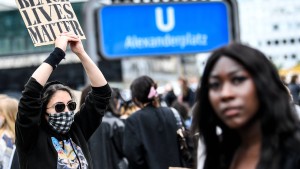 Viel mehr Teilnehmer als erwartet bei deutschen Demos gegen Rassismus