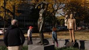 Mysteriöse Trump-Statuen in US-Städten aufgetaucht