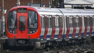 Handy-Ladegerät explodiert in Londoner U-Bahn