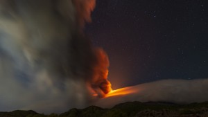 Ätna spuckt große Mengen Lava