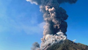 Menschen verlassen Stromboli