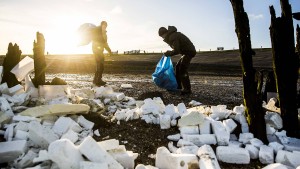 Soldaten sollen beim Saubermachen der Strände helfen